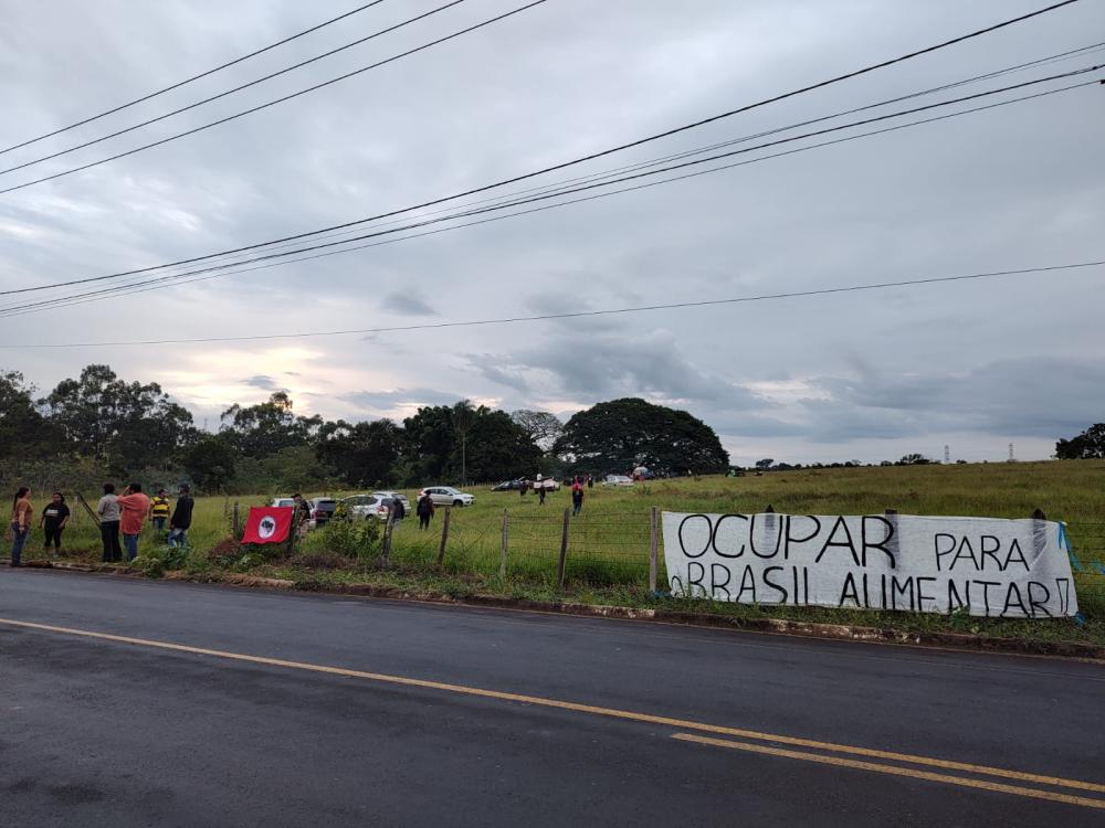 Guardas retiram famílias de fazenda em Campinas após ocupação do MST